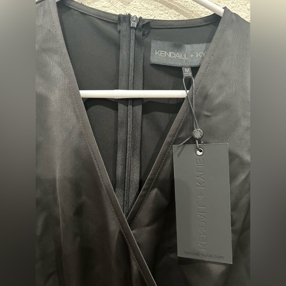 Kendall + Kyleigh black elegant jumpsuit size M NWT missing belt - Picture 3 of 4